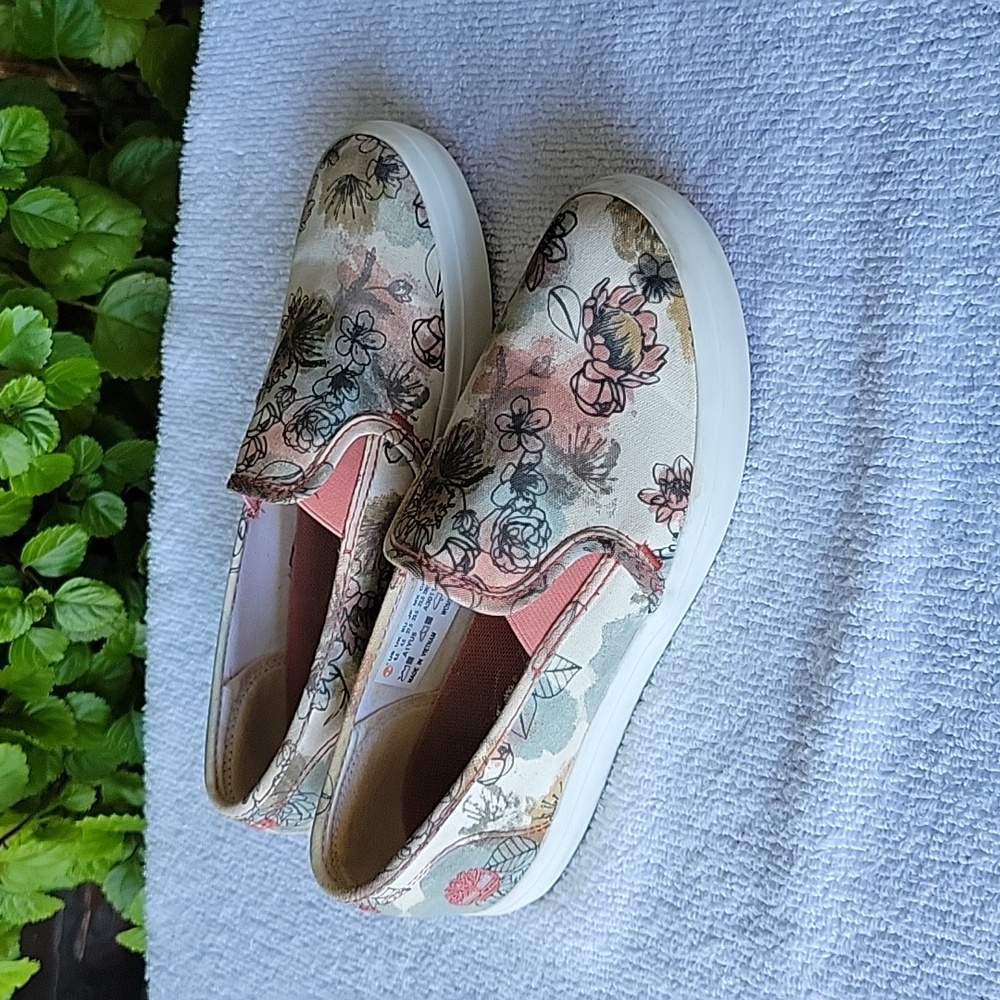 TIMBERLAND sneakers floral sneakers. Size 6.5. Like new condition.